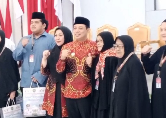 Lepas 1.231 Calon Jemaah Haji, Walikota Bengkulu Beri Bingkisan Batik Besurek  