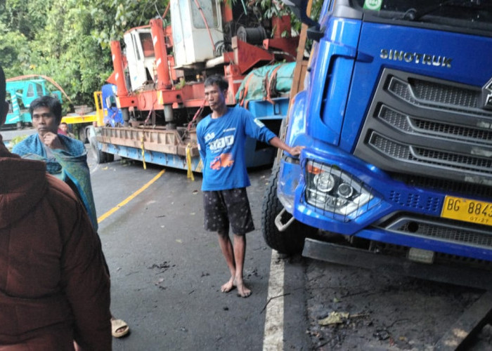 Truk Trailer Terperosok, Liku Sembilan Belum Bisa Dilintasi Kendaraan