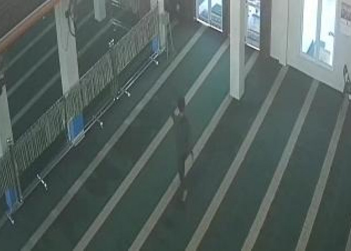 Seorang Pria di Bengkulu Terekam CCTV Curi Kotak Amal Masjid Al iman Nusa Indah
