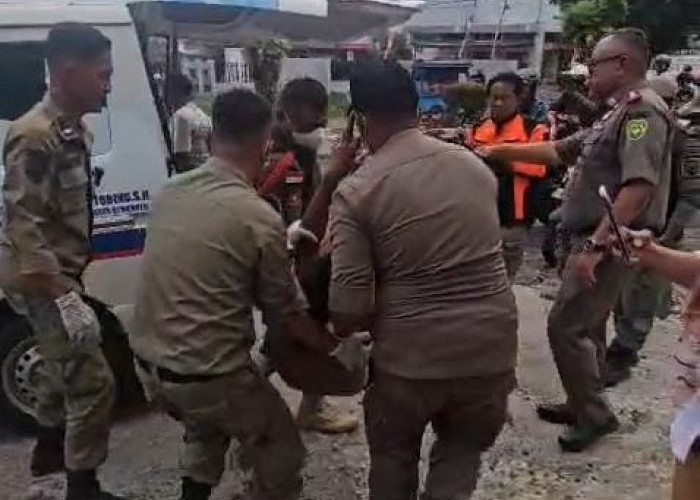 Satpol PP Kota Bengkulu Evakuasi ODGJ yang Ditemukan Terkapar, Diduga Teguk Air Aki