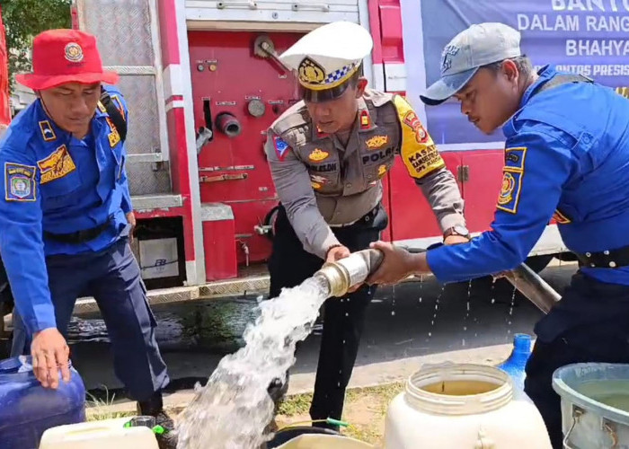 Warga Kekeringan, Satlantas Polres Kaur Bantu Salurkan Air Bersih