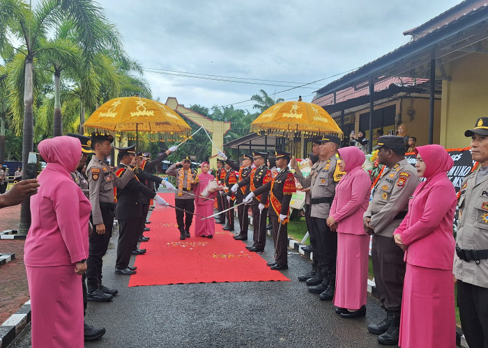 Penyambutan Kapolres Mukomuko, Pedang Pora Iringi Kadatangan AKBP Riky Chrisma Wardana