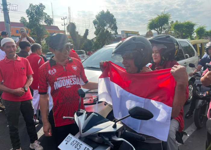 Semarakkan HUT RI ke-81, Wali Kota Bengkulu Dedy Wahyudi dan Jajaran Bagikan 5.000 Bendera di Belungguk Point