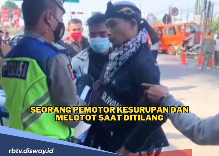 Pemotor Kesurupan dan Melotot saat Ditilang, Sementara Polisi Nampak Santai di Sampingnya