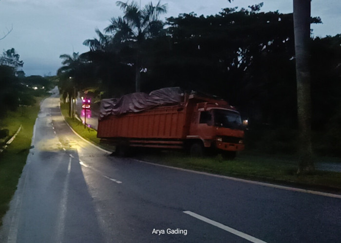 Gara-gara Ini, Truk Fuso Melintang di Tebing Hotel Arnanda Seluma