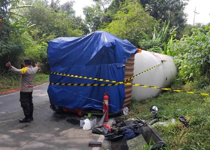 Banting Stir, Truk Elpiji Terguling di Padang Ulak Tanding