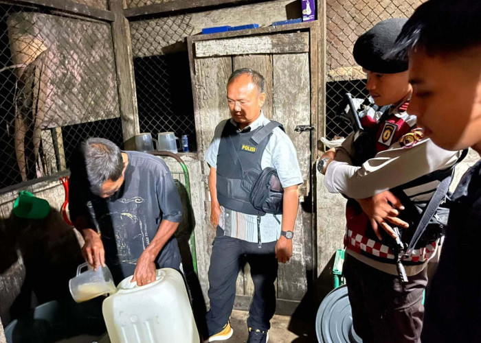 Polsek Sungai Rumbai Razia Warem dan Toko, Ratusan Liter Minuman Keras Tradisional dan Pabrikan Disita  