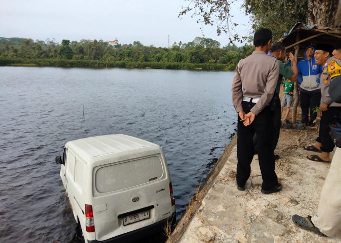 Mobil Paket Terjun ke Danau Dendam, Sopir Tidak Sadarkan Diri