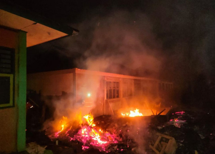 Lahan STQ Terbakar, Gedung SMKN 5 Bengkulu Nyaris Dilalap si Jago Merah