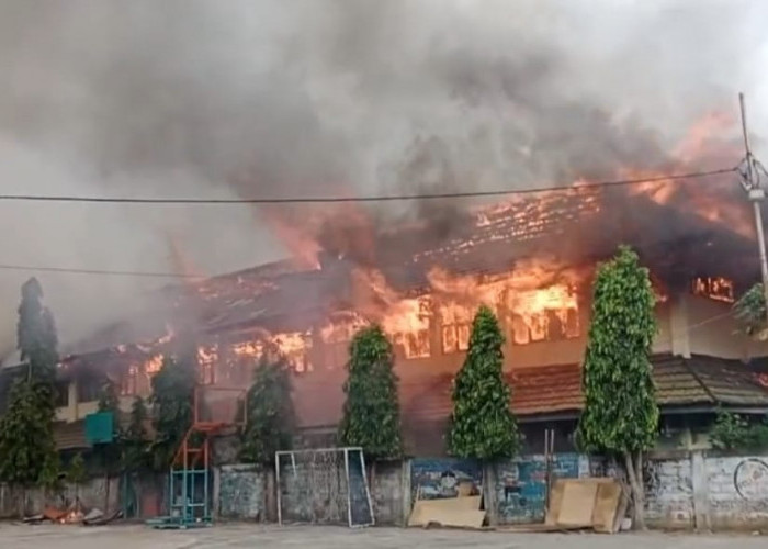 Breaking News : SMKN 3 Kota Bengkulu Terbakar, Api Berkobar di Lantai 2