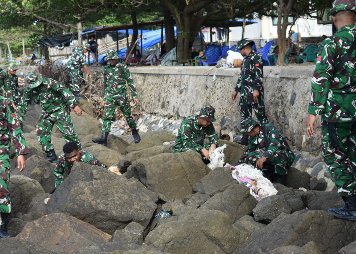 Jaga Keindahan Ikon Wisata, Korem 041/Gamas Membersihkan Pantai Panjang Bengkulu 