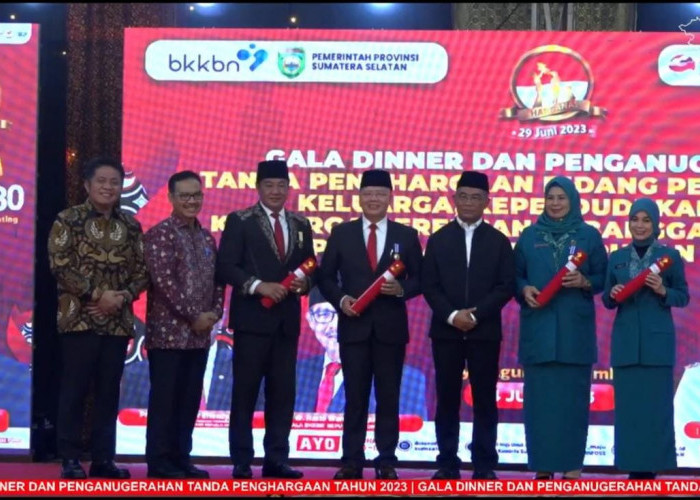 Menko PMK Serahkan Penghargaan kepada Gubernur, Ketua TP PKK dan Wagub Bengkulu 