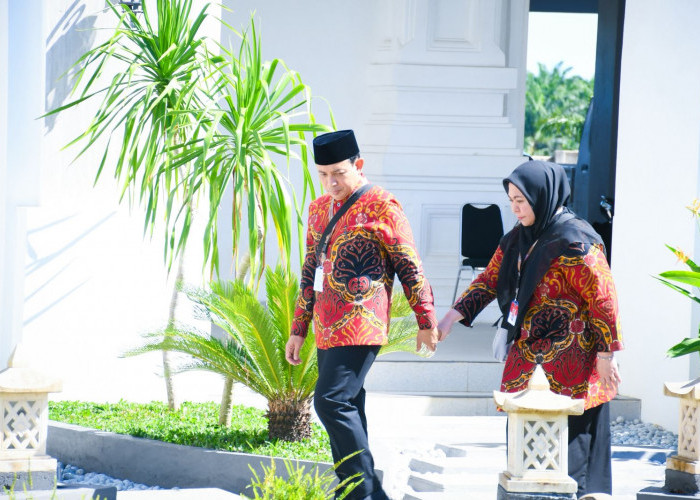 Genggam Erat Tangan Istri, Walikota Bengkulu Berangkat Haji Bersama Warga