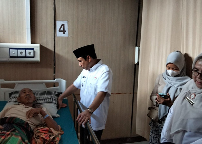Jenguk Pasien, Dedy Tegaskan Komitmen Tingkatkan Pelayanan RSHD 
