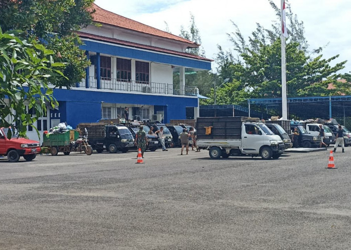 Mobil Muatan Sampah Parkir di Kantor Walikota Bengkulu, Ada Apa Gerangan?