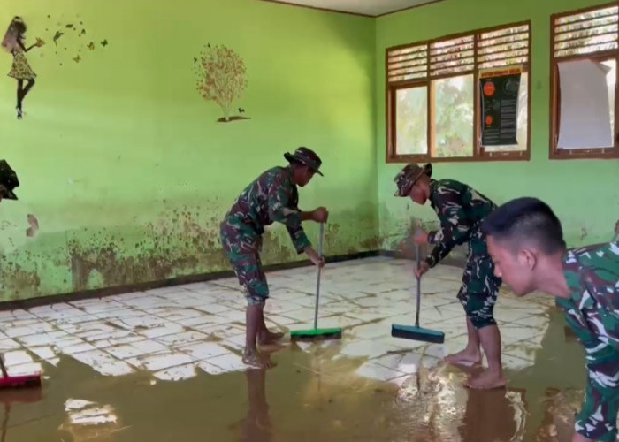 Prajurit Yonif TP 891/MS Seluma Bersihkan SD Muara Danau Pasca Banjir, Wujud Hadir TNI di Masyarakat