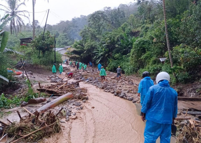 Talang Ratu Lebong Banjir Akibat Air Sungai Meluap, Kendaraan Tak Bisa Melintas