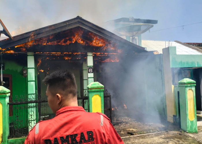 Rumah Warga Pepabri Kota Bengkulu Ludes Terbakar, Api Berasal Dari Meteran Listrik 