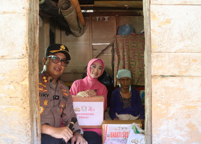 Sambut Hari Bhayangkara ke-80, Kapolres Mukomuko Gerilya Bagikan Bantuan Sosial
