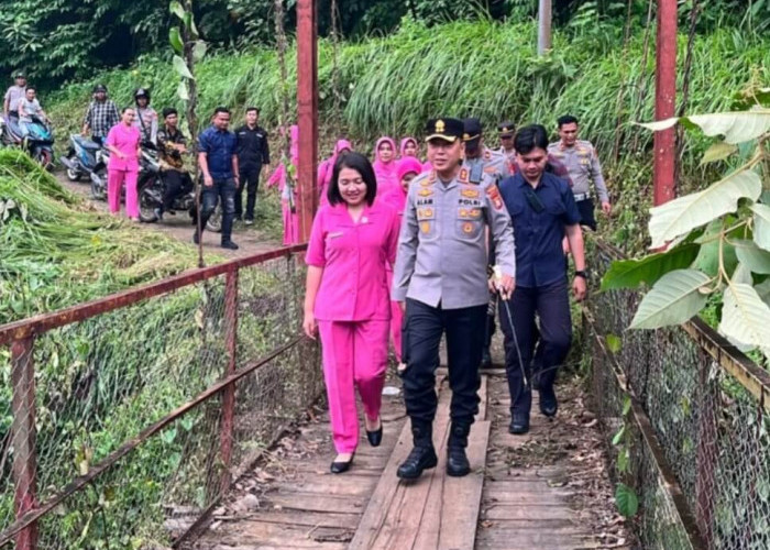Bakti Sosial HUT Bhayangkara ke-80: Polres Kaur Salurkan Bantuan Sembako ke Warga di Pelosok Desa