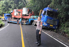 Alhamdulillah, Truk Trailer Nyangkut di Liku Sembilan Sudah Dievakuasi
