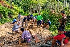 Warga Desa Cawang dan Arang Sapat di Seluma 'Patungan' Perbaiki Jalan Penghubung Desa