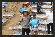 Kapolda dan Plt Bupati Rejang Lebong Tanam Bawang di Simpang Nangka