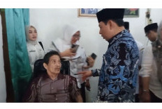 Wali Kota Bengkulu Antar Kursi Roda untuk Warga Hibrida Ujung