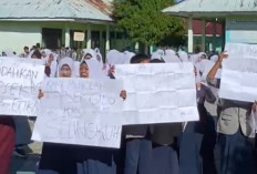 Hari Pertama Masuk Sekolah, Murid SMPN 5 Seluma Demo Minta Kepala Sekolah Diganti