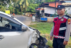 Hindari Lubang Jalan, Toyota Avanza Tabrak Mobil Dinas Kepala Kesbangpol Seluma