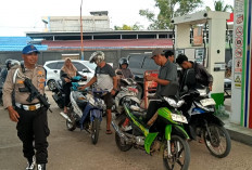 Polsek Seluma Timur Tertibkan Antrean di SPBU Tais, Antisipasi Ribut Pengantri dengan Pengunjal