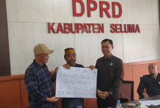 Mantan Anggota DPRD Seluma Bawa Spanduk Minta Pemkab Bersikap Adil