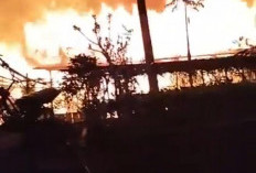 Diduga Berawal dari Tungku Dapur, Satu Rumah Warga di Giri Mulya Ludes Terbakar