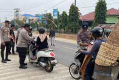 Aksi Simpatik Jelang 17 Agustus, Personel Polres Seluma Turun Jalan Bagi-bagi Bendera