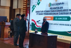 Gubernur Helmi Hasan Lantik Iswahyudi dan Aprikie Putra Wijaya jadi Dirut dan Komisaris Bank Bengkulu 