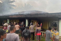 Diduga Korsleting Listrik, Satu Rumah di Tanjung Harapan Ipuh Hangus Terbakar, Kerugian Capai Rp300 Juta