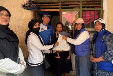 Pemerintah Kota Bengkulu Salurkan Bantuan Stimulan untuk Janda 4 Anak Penjual Kerupuk Keliling