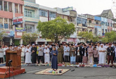 Ribuan Warga Bengkulu Sholat Id di Jalan Soeprapto,  Khatib Soroti Bahaya Korupsi Sebagai Penyakit Modern