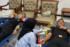 Personel Datasemen Brimob Polda Bengkulu Donor Darah saat Seminar Nasional FISIP UNIB 2025