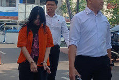 Rambut Tergerai, Yeyen Alias Cik Oboy Pakai Baju Baru di Mapolda Bengkulu