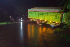 Patah AS, Truk Fuso Melintangi Jalan di Kepahiang