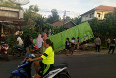 Truk Fuso Muatan Gula Pasir Terjun ke Siring Depan BRI Masmambang Seluma 