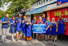 Perkuat Ekonomi Pelaku Usaha, Bank Raya Serahkan Dukungan Prasarana ke PKL di Cluster Unggulan Semarang