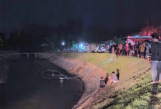 Lupa Tarik Tuas Rem Tangan Saat Parkir, Toyota Innova Tercebur ke Saluran Irigasi Lubuk Kebur Seluma 