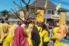 Kader Beringin di Kota Bengkulu Gelar Unjuk Rasa di Markas Golkar 