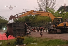  Truk Muatan Bungkil Inti Sawit Terguling di Simpang 6 Tais Dievakuasi Pakai Ekcavator 