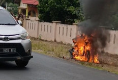 Motor Matic Terbakar di Jalan Lintas Jenggalu Seluma, Warga Sempat Takut Mendekat