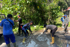 Tak Ingin Ada Korban, Polisi dan Warga Ketahun Perbaiki Jalan Rusak