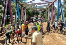 Personel Kodim 0409/Rejang Lebong Buka Akses Jalan Tertimbun Tanah Longsor dan Banjir