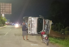 Truk Muatan Bungkil Inti Sawit Tujuan Lampung Terguling di Simpang 6 Tais, Anak Istri Sopir Cedera